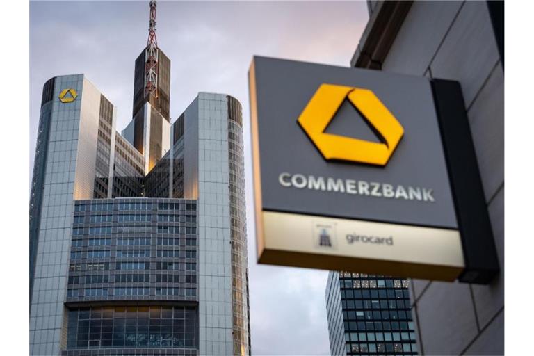 Das Logo der Commerzbank ist an einer Filiale in Sichtweite der Firmenzentrale zu sehen. Foto: Frank Rumpenhorst/dpa