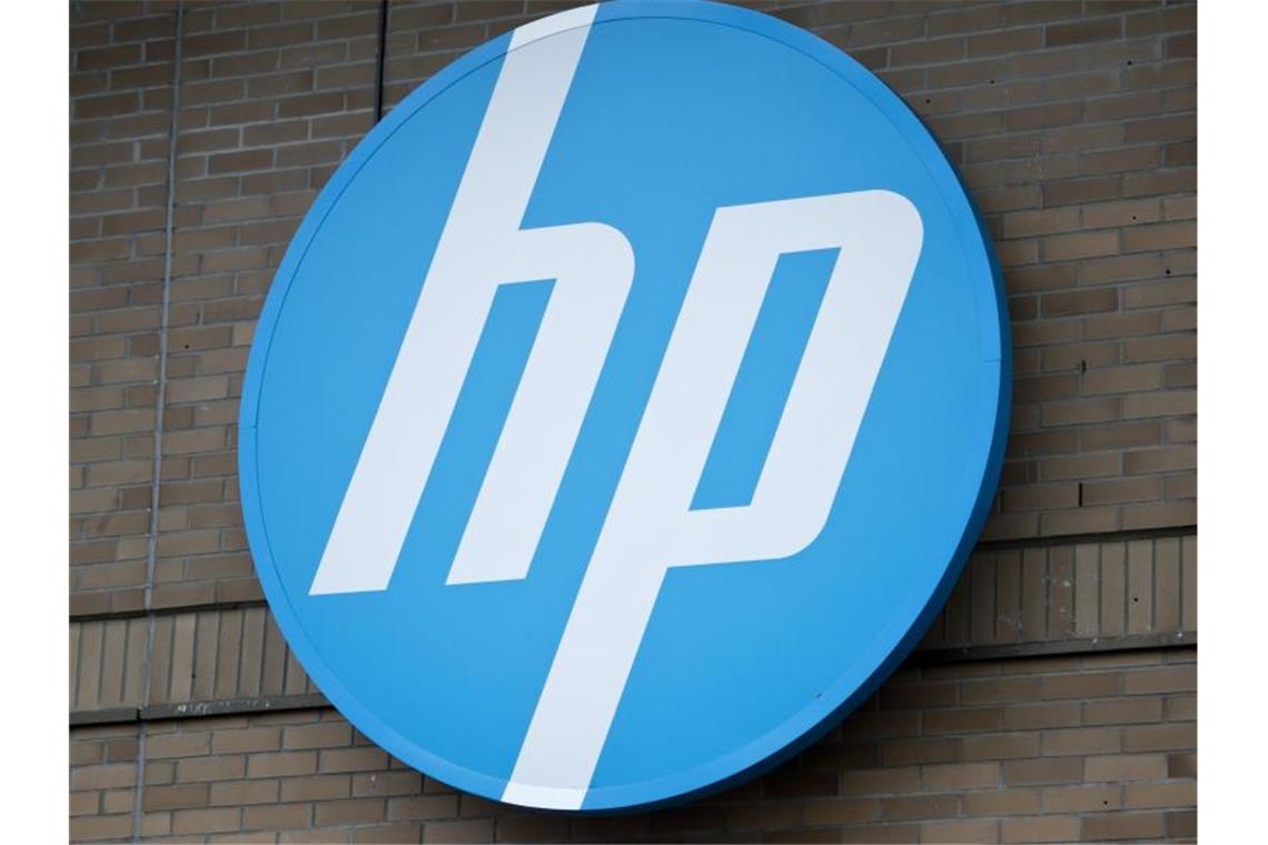Computer-Riese HP will bis zu 9000 Stellen streichen Das Logo der Computerfirma Hewlett-Packard ist an der Geschäftsstelle in Böblingen (Baden-Württemberg) zu sehen. Foto: Daniel Naupold/dpa