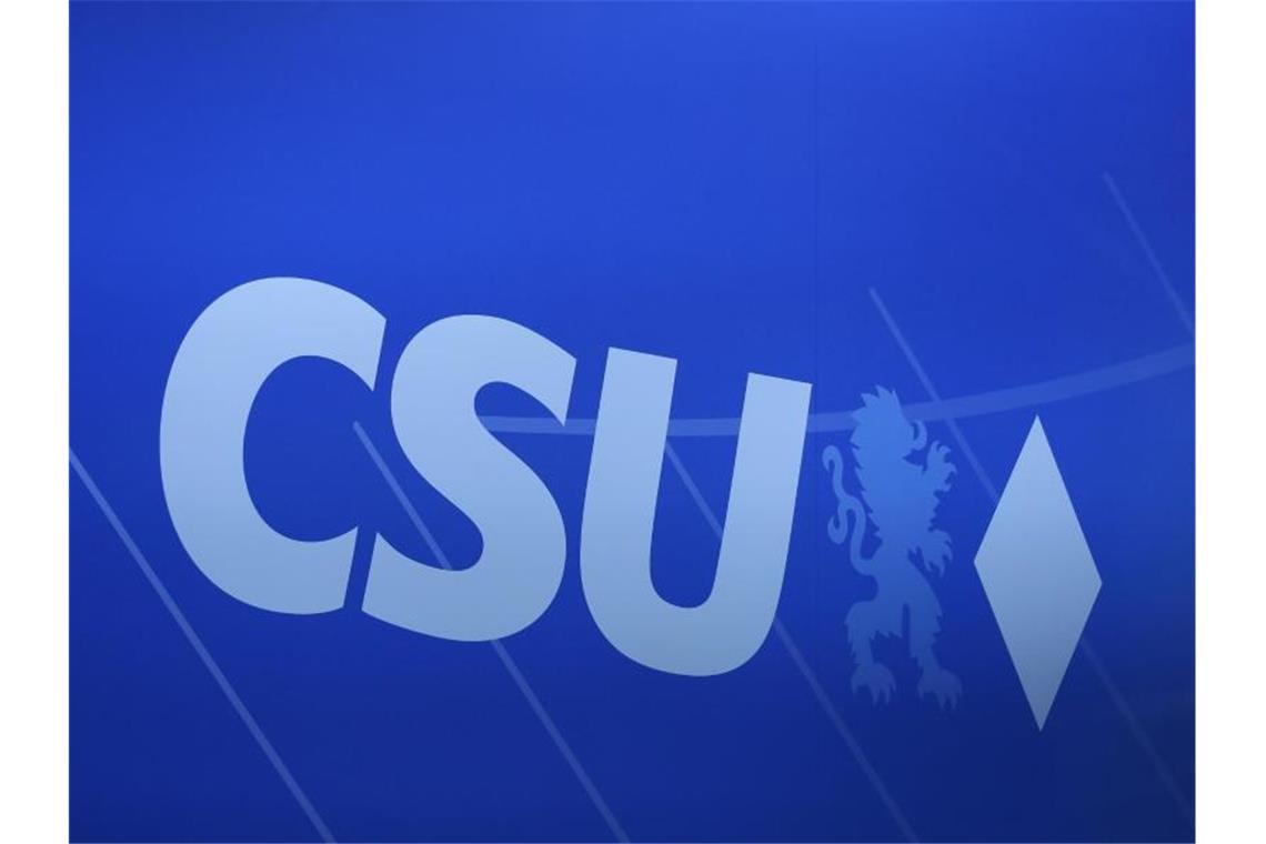 CSU droht ihrem Abgeordneten Sauter mit Fraktionsausschluss Das Logo der CSU auf einem Parteitag in Nürnberg. Foto: Daniel Karmann/dpa