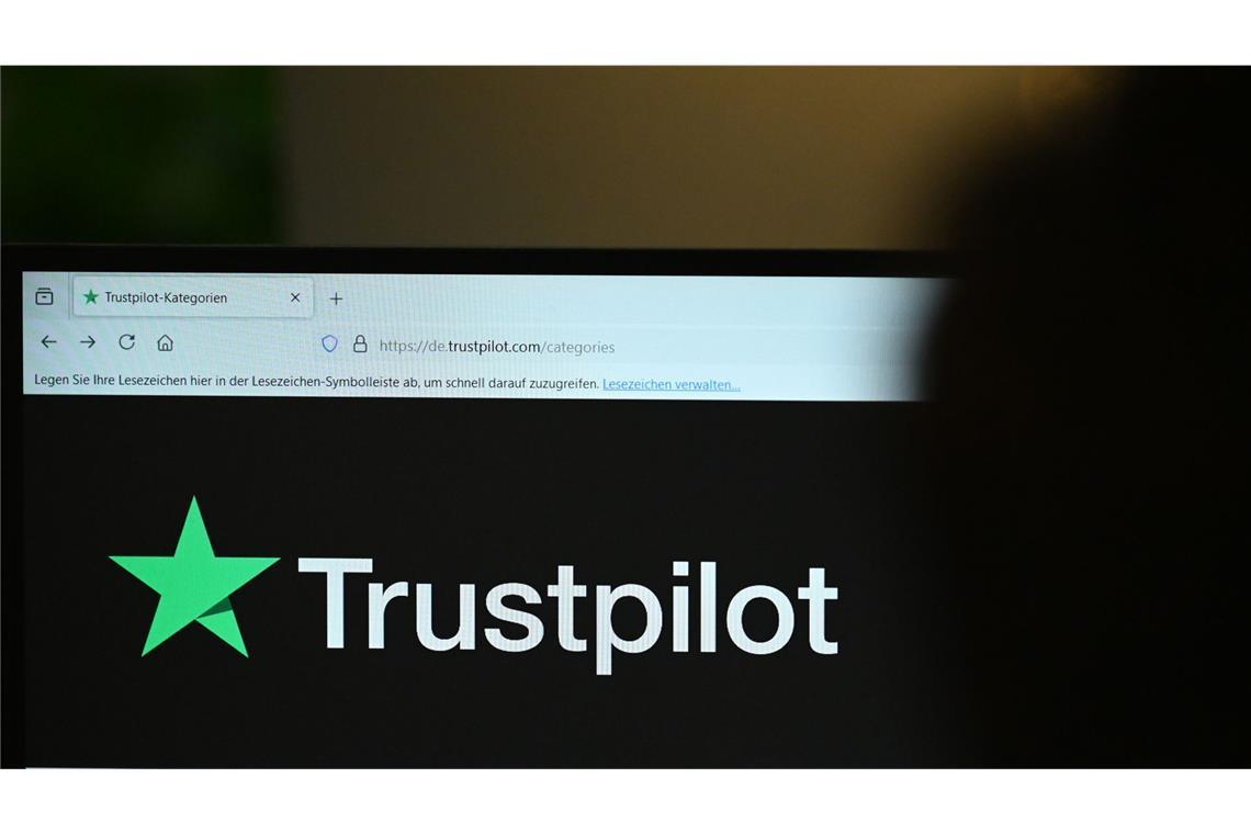 Wettbewerbszentrale erhebt Vorwürfe gegen Trustpilot Das Logo der dänischen Bewertungsplattform „Trustpilot“ ist auf einem Computerbildschirm zu sehen. Der Verband Wettbewerbszentrale wirft Trustpilot irreführende Angaben vor (Symbolfoto).