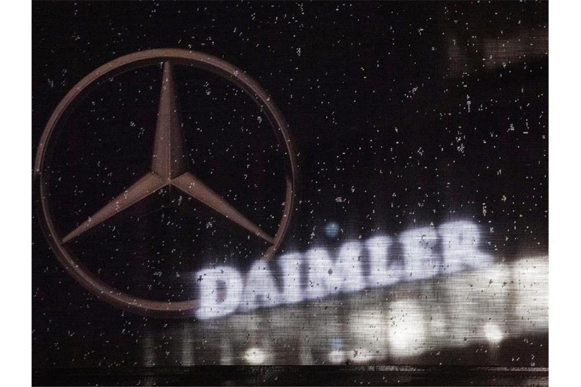 Das Logo der Daimler-AG an der Konzernzentrale. Foto: Marijan Murat/dpa/Archivbild