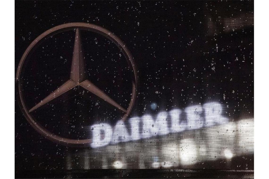 Diesel-Skandal: Verbraucherschützer verklagen Daimler Das Logo der Daimler-AG an der Konzernzentrale. Foto: Marijan Murat/dpa/Archivbild