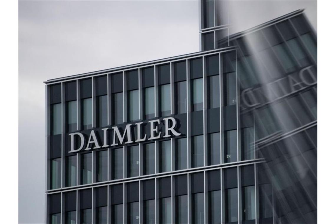 Das Logo der Daimler AG an der Konzernzentrale. Foto: Marijan Murat/dpa