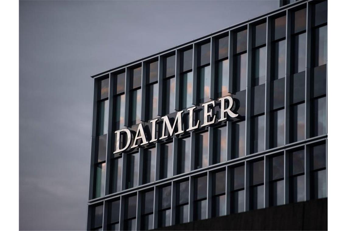 Das Logo der Daimler AG an der Konzernzentrale im Mercedes Benz-Werk in Untertürkheim. Foto: Marijan Murat/dpa/Archivbild