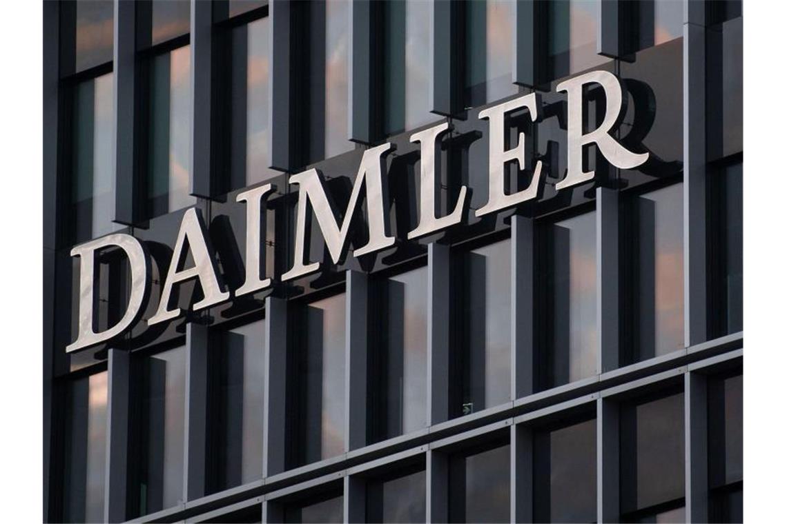 Vergütung der Daimler-Vorstände steigt wieder etwas Das Logo der Daimler AG. Foto: Marijan Murat/dpa