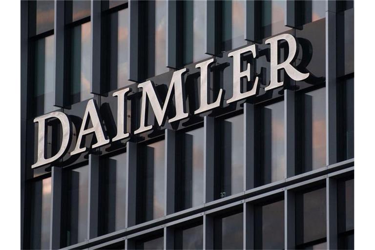 Das Logo der Daimler AG. Foto: Marijan Murat/dpa