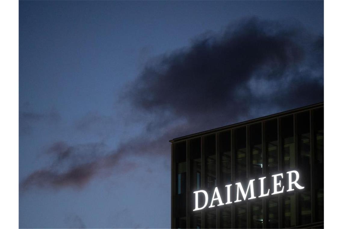 Das Logo der Daimler AG. Foto: Marijan Murat/dpa