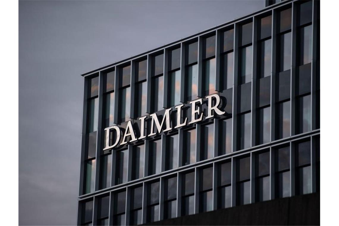 Das Logo der Daimler AG. Foto: Marijan Murat/dpa/Archivbild