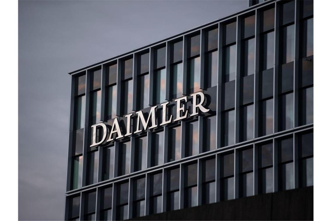 Das Logo der Daimler AG. Foto: Marijan Murat/dpa/Archivbild