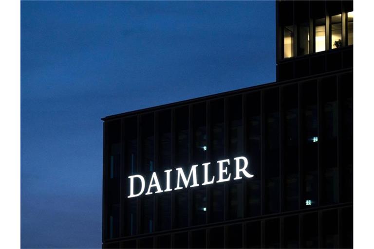 Das Logo der Daimler AG in der Morgendämmerung. Foto: Marijan Murat/dpa