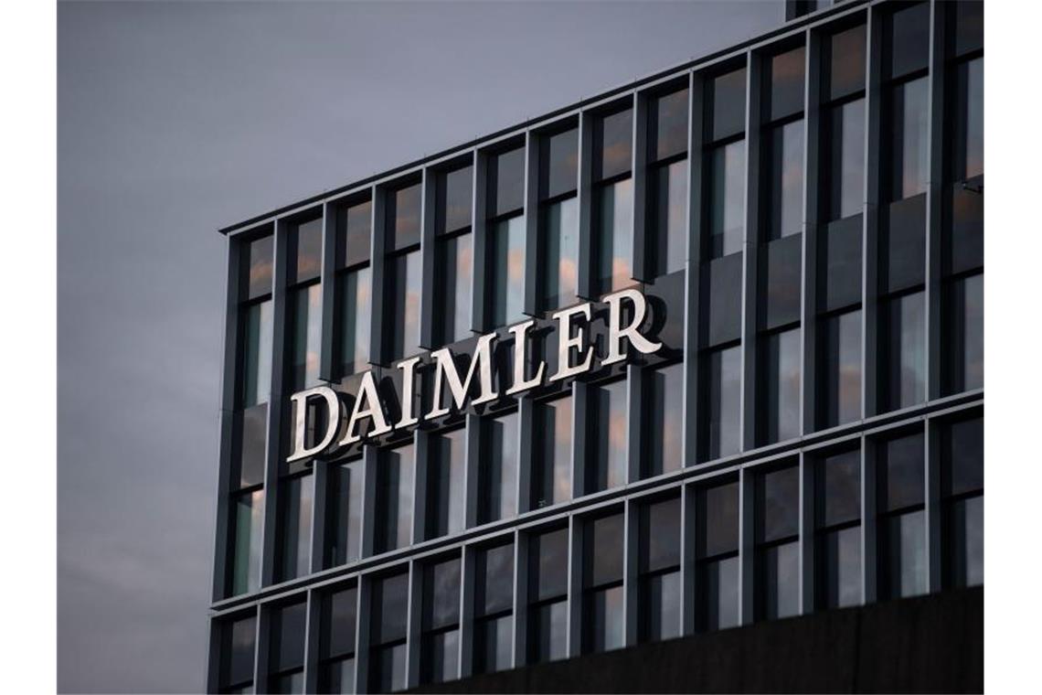 Das Logo der Daimler AG ist an der Konzernzentrale im Mercedes Benz-Werk in Untertürkheim zu sehen. Foto: Marijan Murat/dpa/Archivbild