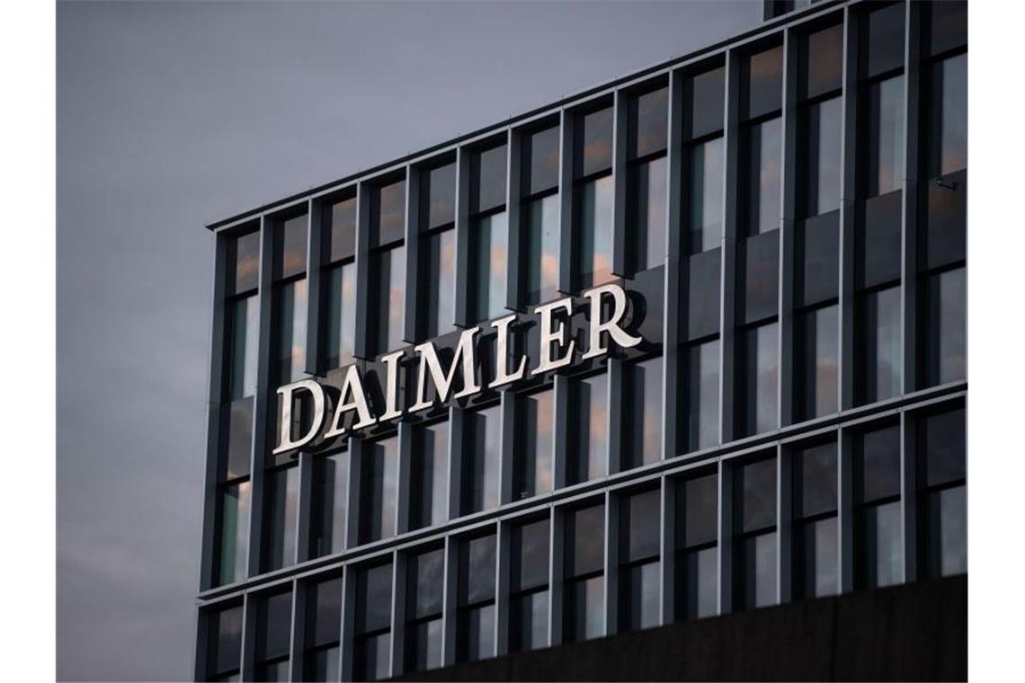 Das Logo der Daimler AG ist an der Konzernzentrale im Mercedes Benz-Werk in Untertürkheim zu sehen. Foto: Marijan Murat/dpa/Archivbild