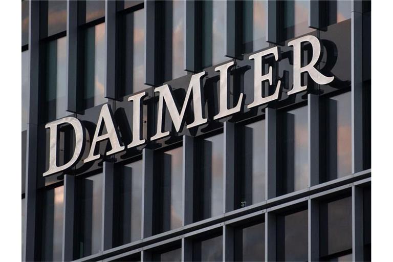 Das Logo der Daimler AG ist an der Konzernzentrale im Mercedes Benz-Werk in Untertürkheim zu sehen. Foto: Marijan Murat/dpa/Archiv
