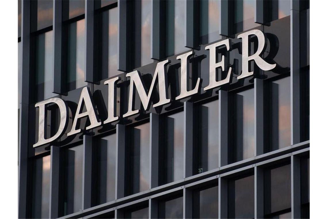 Das Logo der Daimler AG ist an der Konzernzentrale im Mercedes Benz-Werk in Untertürkheim zu sehen. Foto: Marijan Murat/dpa