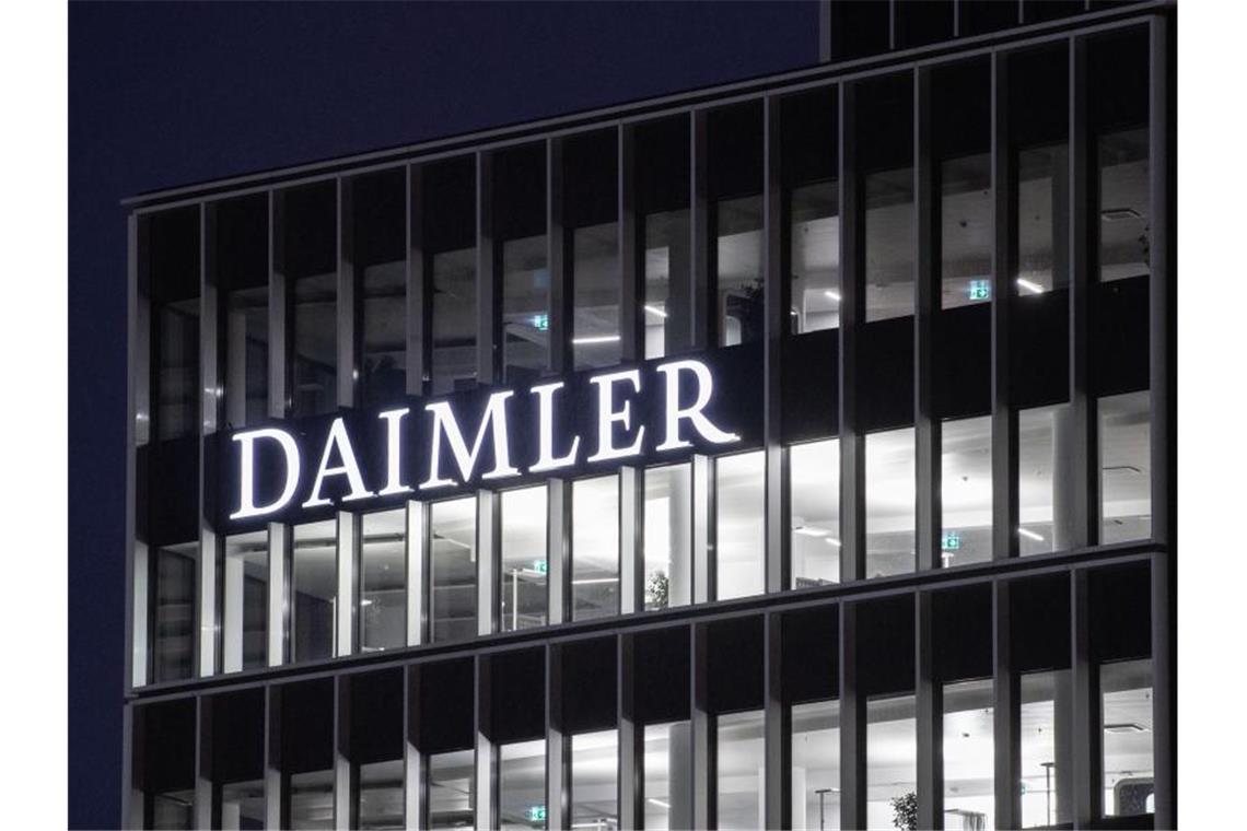 Das Logo der Daimler-AG ist an der Konzernzentrale in Stuttgart zu sehen. Foto: Marijan Murat/dpa/Archivbild