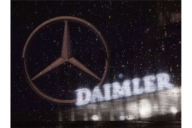 Das Logo der Daimler-AG ist an der Konzernzentrale zu sehen. Foto: Marijan Murat/dpa/Symbolbild