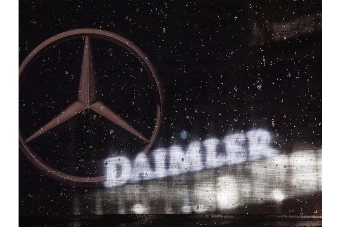 Das Logo der Daimler-AG ist an der Konzernzentrale zu sehen. Foto: Marijan Murat/dpa/Archivbild