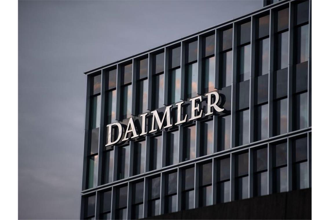 Daimler baut Mercedes-Benz-Trucks künftig auch in China Das Logo der Daimler AG ist an der Konzernzentrale zu sehen. Foto: Marijan Murat/dpa/Archivbild