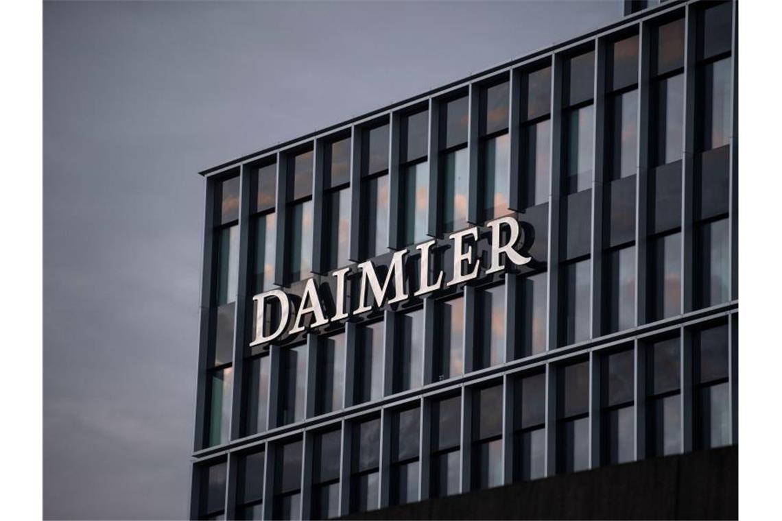 Das Logo der Daimler AG ist an der Konzernzentrale zu sehen. Foto: Marijan Murat/dpa/Archivbild