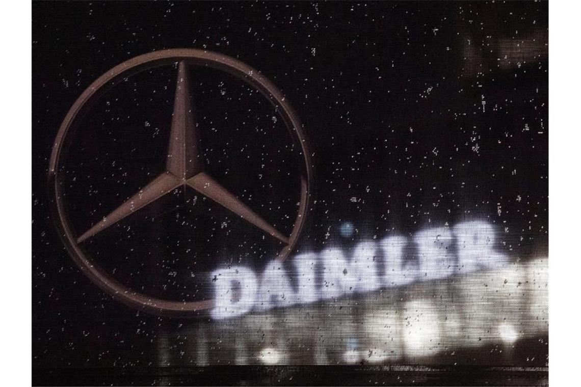 Halbleitermangel: Daimler stoppt Produktion in Sindelfingen Das Logo der Daimler-AG ist an der Konzernzentrale zu sehen. Foto: Marijan Murat/dpa/Archivbild