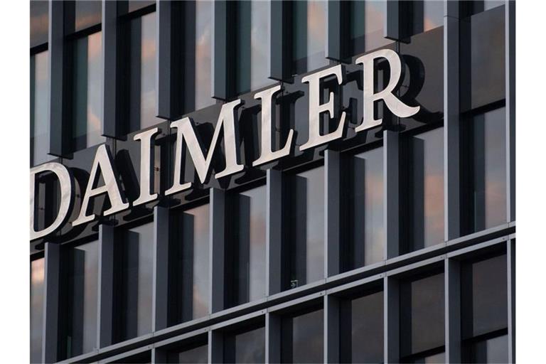 Das Logo der Daimler AG ist an der Konzernzentrale zu sehen. Foto: Marijan Murat/dpa/Archivbild