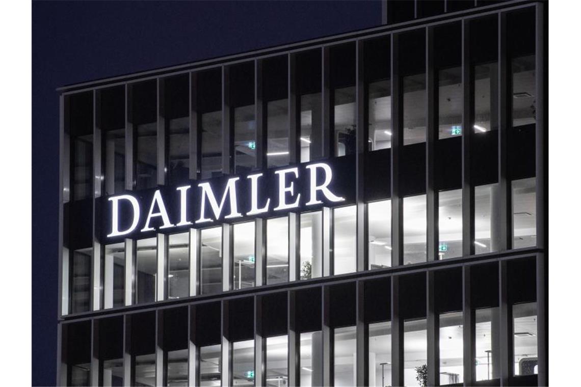 Das Logo der Daimler-AG ist an der Konzernzentrale zu sehen. Foto: Marijan Murat/dpa/Archivbild/Symbolbild