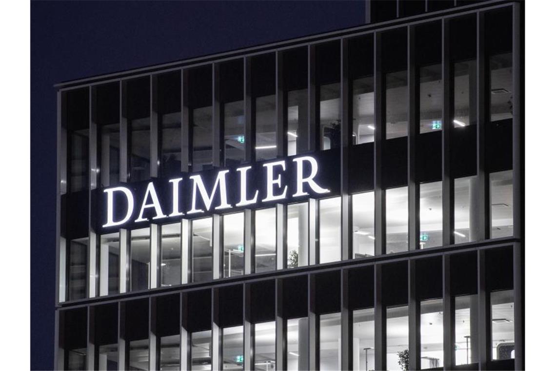 Daimler und Volvo tun sich bei Lkw-Brennstoffzellen zusammen Das Logo der Daimler-AG ist an der Konzernzentrale zu sehen. Foto: Marijan Murat/dpa/Archivbild/Symbolbild