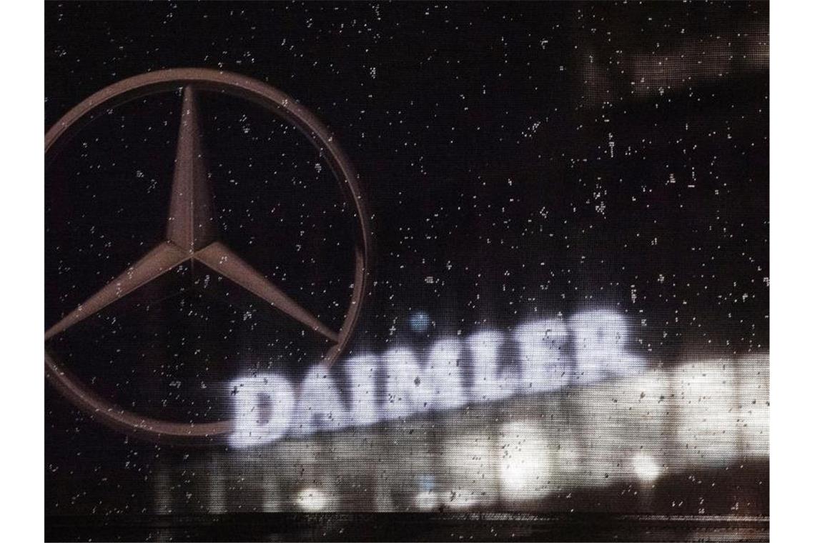 Das Logo der Daimler-AG ist an der Konzernzentrale zu sehen. Foto: Marijan Murat/dpa/Archivbild