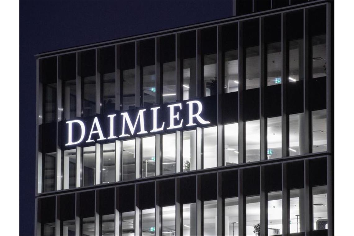 Das Logo der Daimler-AG ist an der Konzernzentrale zu sehen. Foto: Marijan Murat/dpa/Archivbild