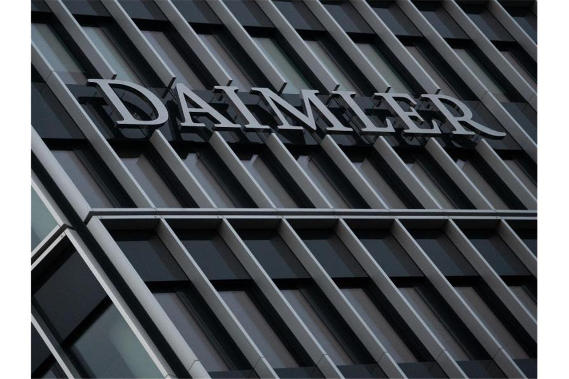 Das Logo der Daimler AG ist an der Konzernzentrale zu sehen. Foto: Marijan Murat/dpa/Archivbild