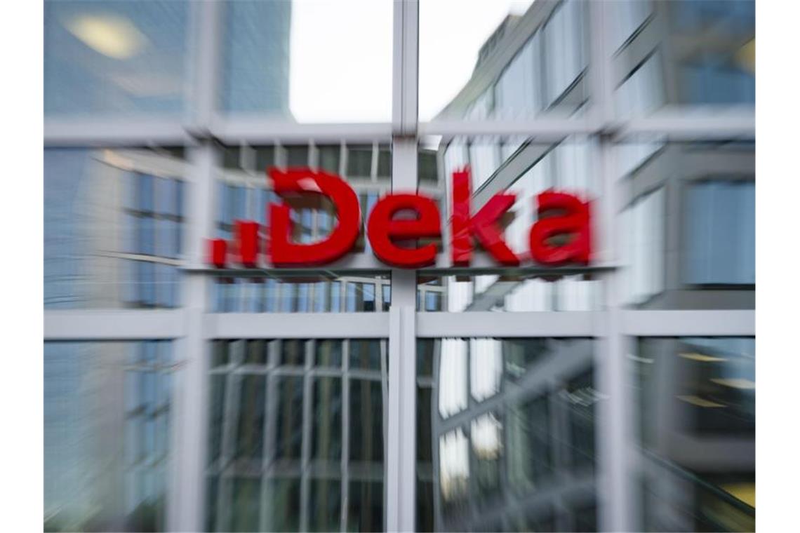 Das Logo der DekaBank Deutsche Girozentrale prangt über dem Eingang der Zentrale im Trianon-Hochhaus. Foto: Frank Rumpenhorst/dpa/Frank Rumpenhorst/dpa