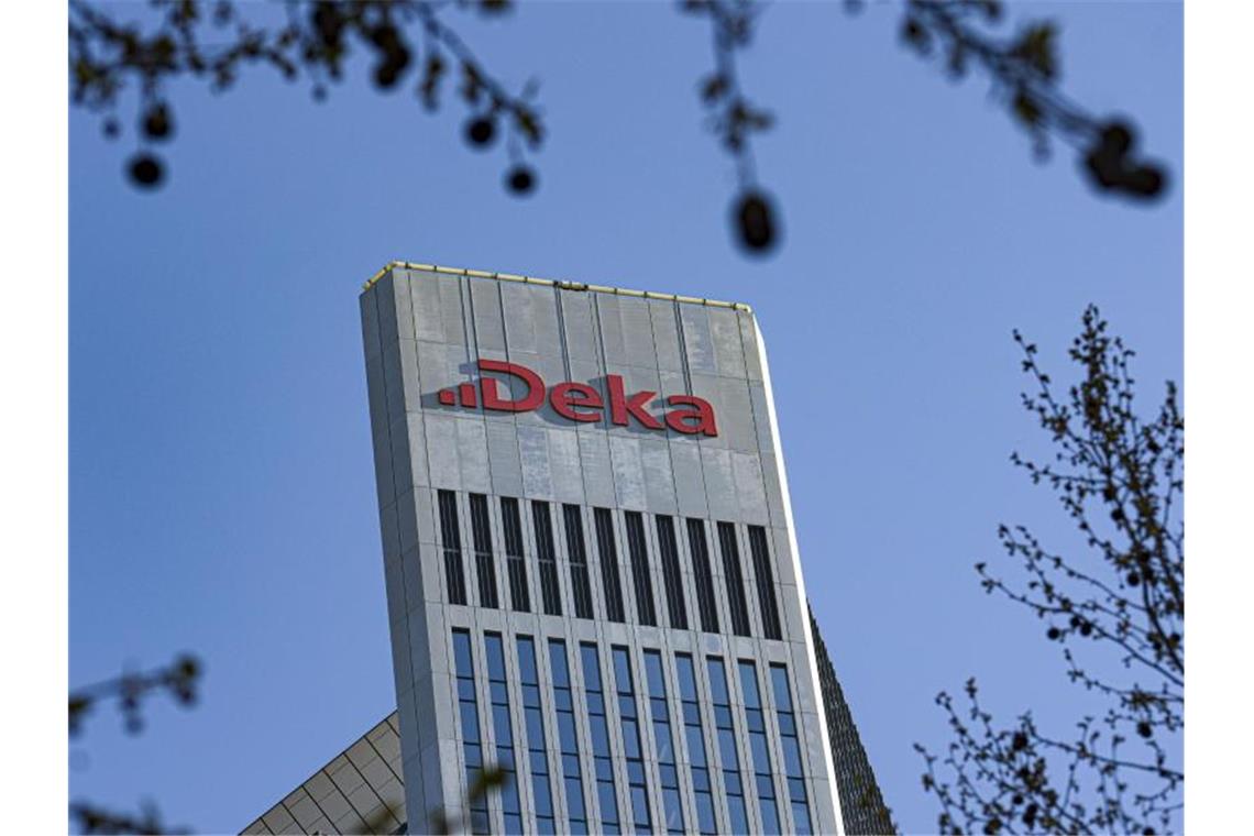 Dekabank rechnet nach Gewinneinbruch mit besserem Ergebnis Das Logo der DekaBank prangt an der Fassade des Trianon-Hochhauses in Frankfurt, das die Zentrale des Unternehmens beherbergt. Foto: Frank Rumpenhorst/dpa/Frank Rumpenhorst/dpa