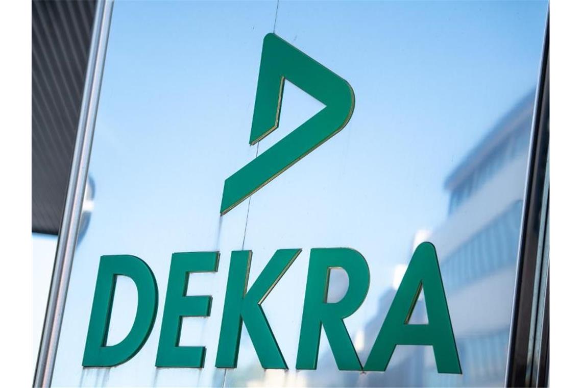 Das Logo der Dekra steht am Firmengebäude. Foto: Fabian Sommer/dpa