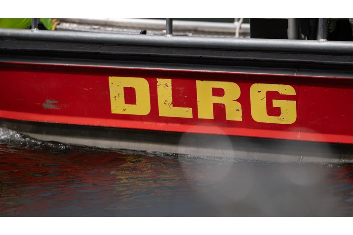 Das Logo der Deutsche Lebens-Rettungs-Gesellschaft (DLRG) auf einem Boot - aus einem wohl zu unrecht ausgestellten Zertifikat hat man Konsequenzen gezogen. (Symbolbild)