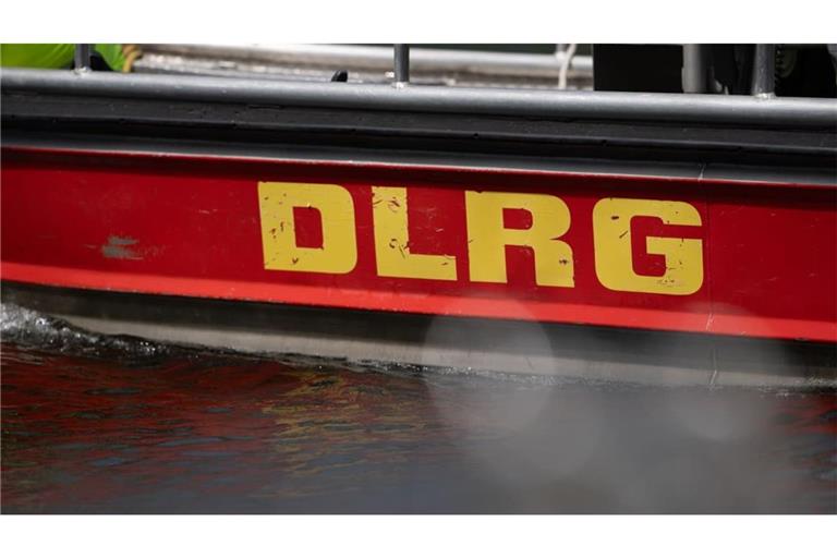 Das Logo der Deutsche Lebens-Rettungs-Gesellschaft (DLRG) auf einem Boot - aus einem wohl zu unrecht ausgestellten Zertifikat hat man Konsequenzen gezogen. (Symbolbild)