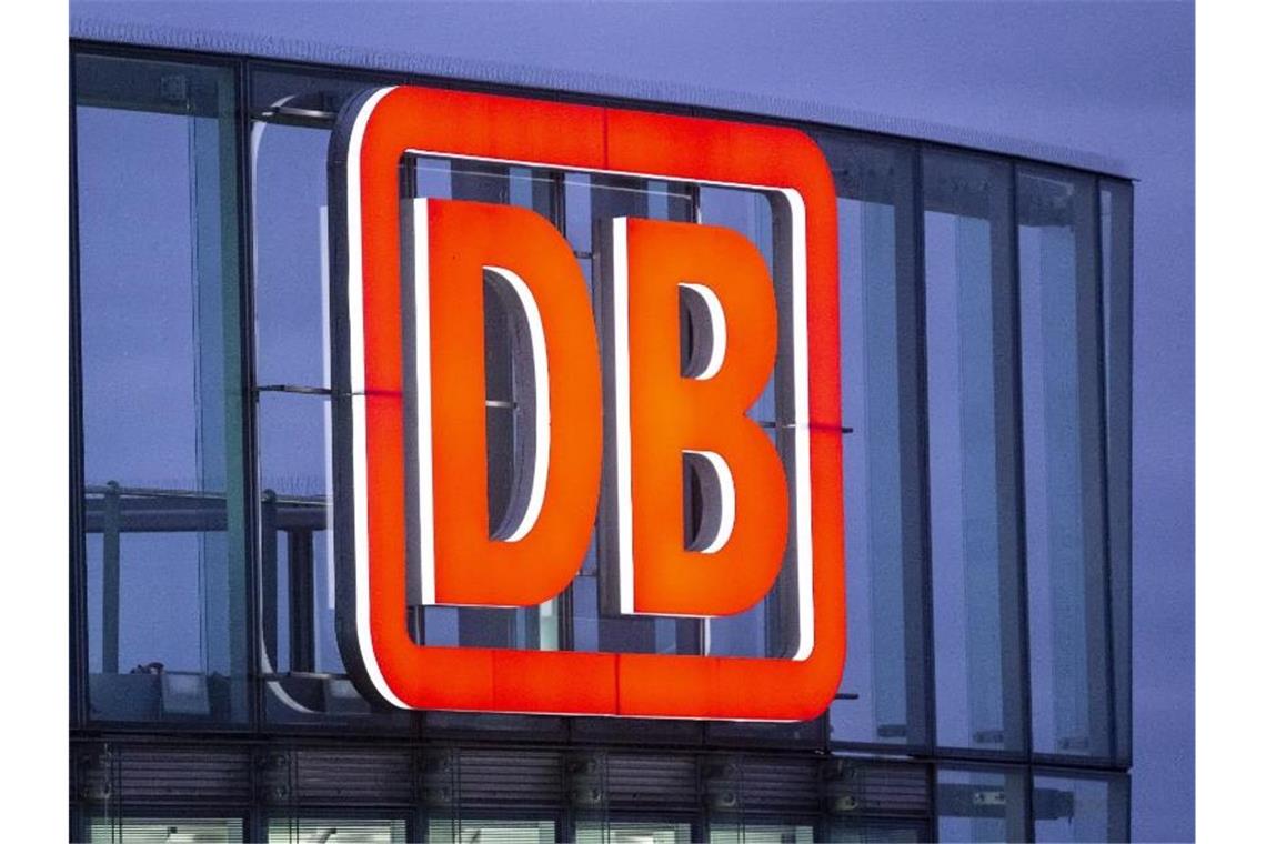 Das Logo der Deutschen Bahn AG ist in der Abenddämmerung am Bahntower am Potsdamer Platz zu sehen. Foto: Christoph Soeder