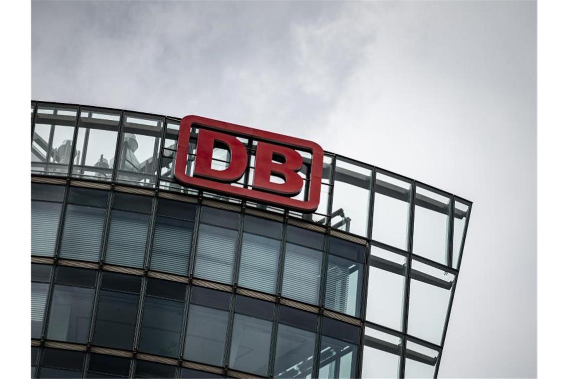 Das Logo der Deutschen Bahn an der Zentrale am Potsdamer Platz in Berlin. Foto: Fabian Sommer/dpa