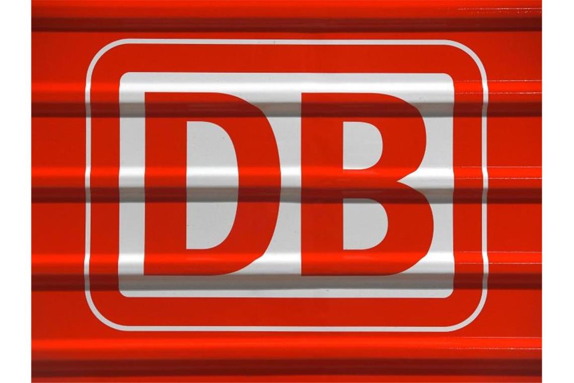 Das Logo der Deutschen Bahn an einer Lok. Foto: Stefan Sauer/Archivbild