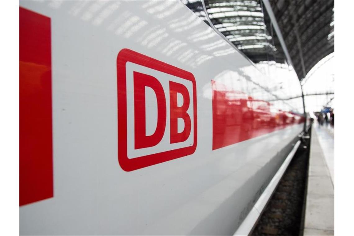 Das Logo der Deutschen Bahn auf einem ICE im Hauptbahnhof von Frankfurt/M. Foto: Silas Stein