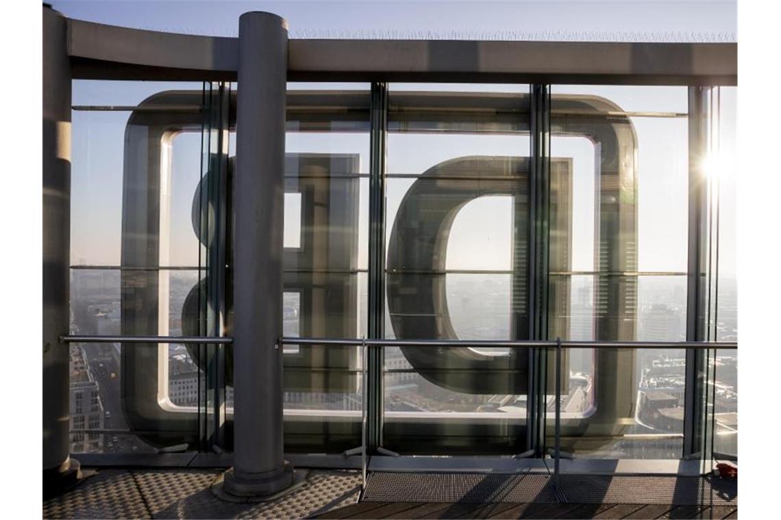 Das Logo der Deutschen Bahn (DB) auf der Dachterrasse des Bahntowers in Berlin. Foto: Christoph Soeder/dpa