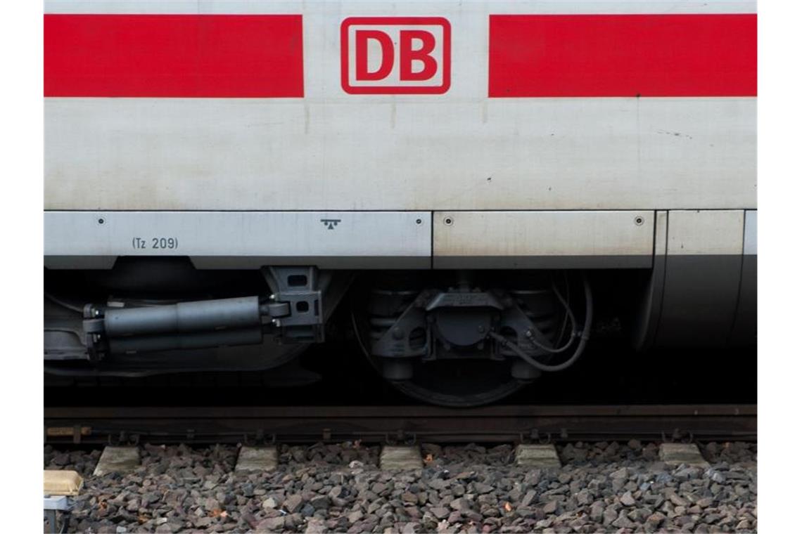 Das Logo der Deutschen Bahn (DB) ist auf einem ICE zu sehen. Foto: Hauke-Christian Dittrich/dpa