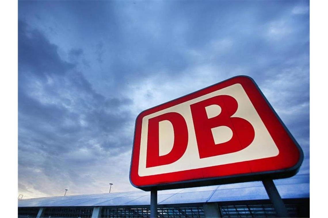Das Logo der Deutschen Bahn. Foto: Oliver Berg/Archivbild