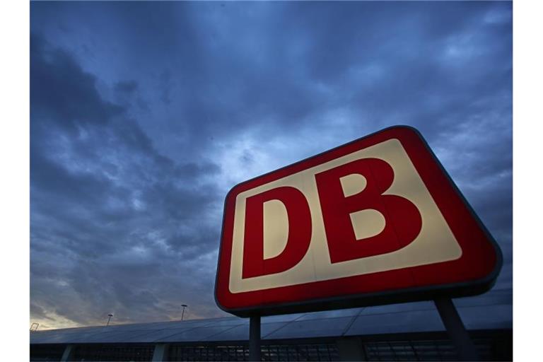 Das Logo der Deutschen Bahn. Foto: Oliver Berg/Archivbild