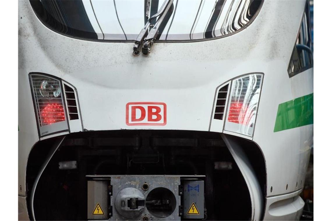 Zugverspätungen und Ausfälle zwischen Offenburg und Freiburg Das Logo der Deutschen Bahn ist auf der Front eines ICE zu sehen. Foto: Bernd Thissen/dpa/Symbolbild