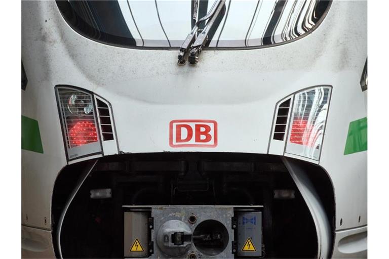 Das Logo der Deutschen Bahn ist auf der Front eines Zuges zu sehen. Foto: Bernd Thissen/dpa/Symbolbild
