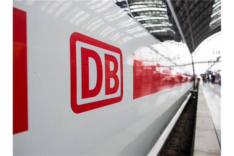 Das Logo der Deutschen Bahn ist auf einem ICE im Hauptbahnhof zu sehen. Foto: Silas Stein/dpa