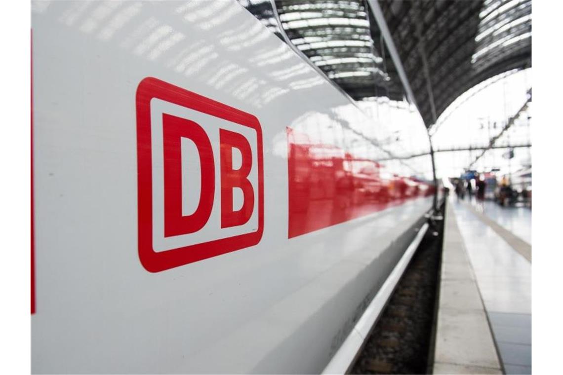 Bauarbeiten an Strecke Mannheim-Stuttgart im Zeitplan Das Logo der Deutschen Bahn ist auf einem ICE zu sehen. Foto: Silas Stein/dpa/Symbolbild