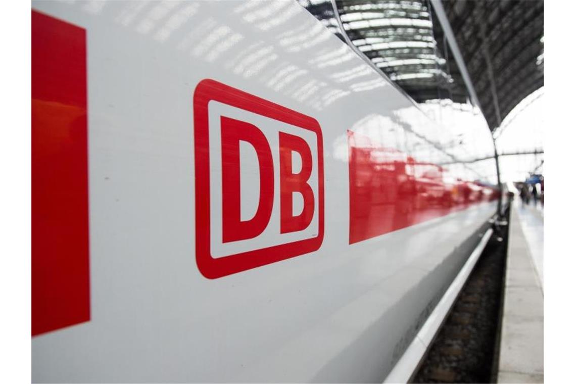 Das Logo der Deutschen Bahn ist auf einem ICE zu sehen. Foto: Silas Stein/dpa/Symbolbild
