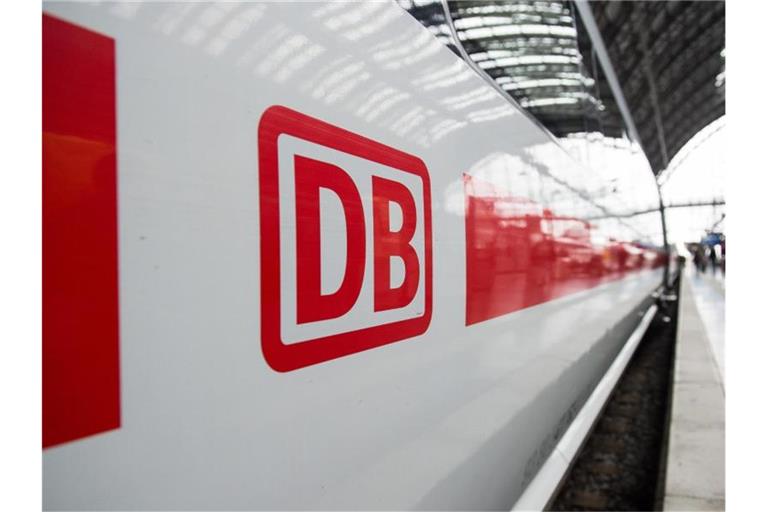 Das Logo der Deutschen Bahn ist auf einem ICE zu sehen. Foto: Silas Stein/dpa/Symbolbild