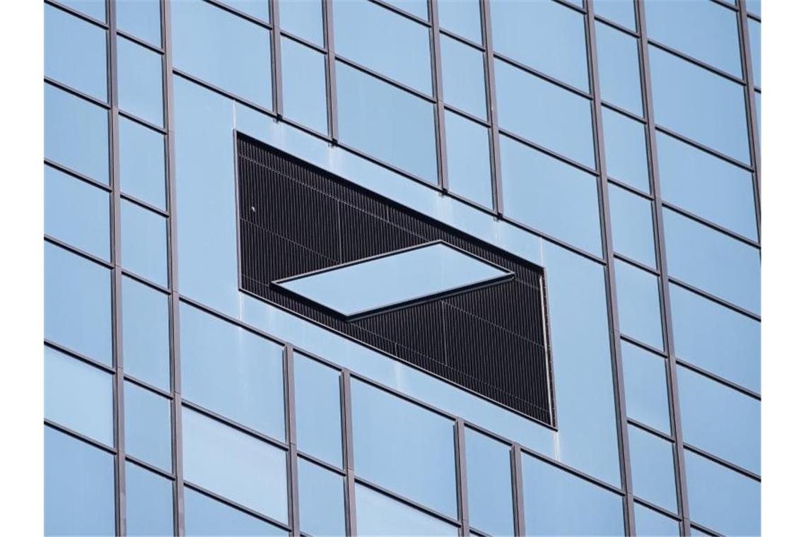 Deutsche Bank schüttet wieder mehr Boni aus Das Logo der Deutschen Bank an der Firmenzentrale des Finanzkonzerns in Frankfurt. Foto: Silas Stein/dpa
